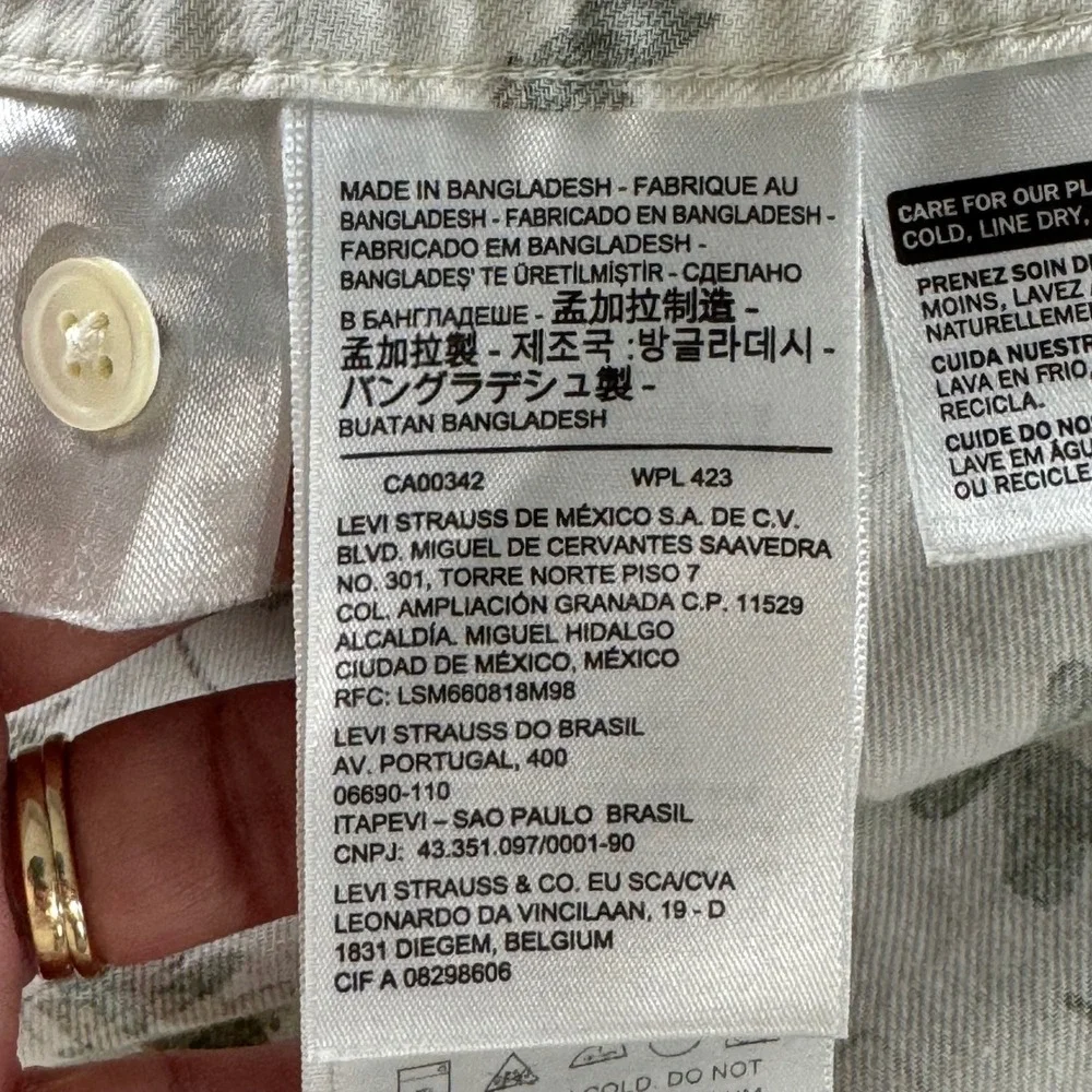Levi's Men's Size M Cubano Cream‎ Plant Relaxed Fit Button Up Shirt 72625-0028